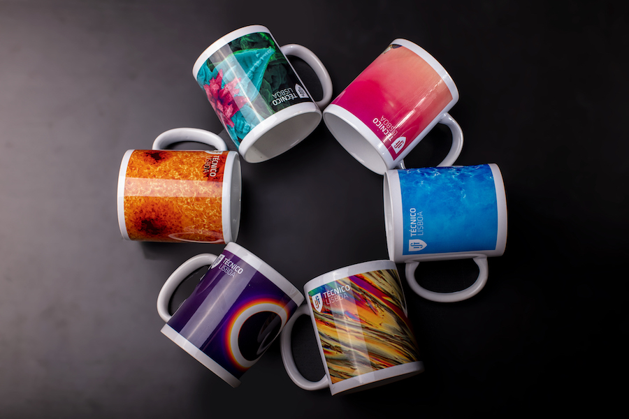 The Técnico merchandise store has new mugs printed with some of the most symbolic science images of research carried out in the Institution: Black holes, plasmas, crystals, robots and much more.